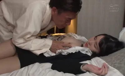 Nữa đêm tiền bối lén chịch em thư ký ngủ mê mang vì say khi uống 1 lon bia