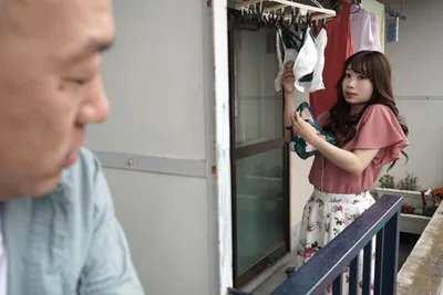 Gã nhà kề bên chuyên soi mói và cặp vợ gã chồng thường xuyên rên la quá to